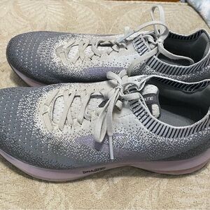 Brooks running shoes women’s 9.5 EUC